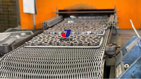 如何選擇網(wǎng)帶工藝來延長(zhǎng)粉末冶金燒結(jié)爐網(wǎng)帶的使用壽命呢？