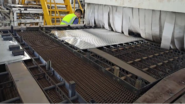 1.9米寬鋁釬焊網帶蛇形跑偏怎么辦？