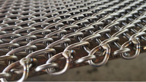 淺析不銹鋼網帶生銹的原因