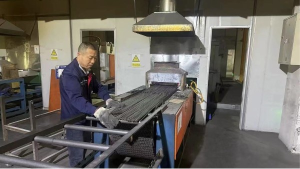 高溫網帶在家電生產中扮演的部分角色-電熱管加工