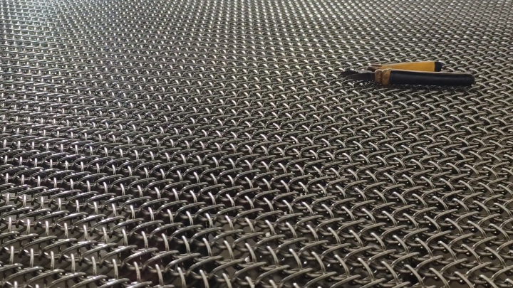 做好這兩點——減少人字形淬火爐網帶的變形和延伸