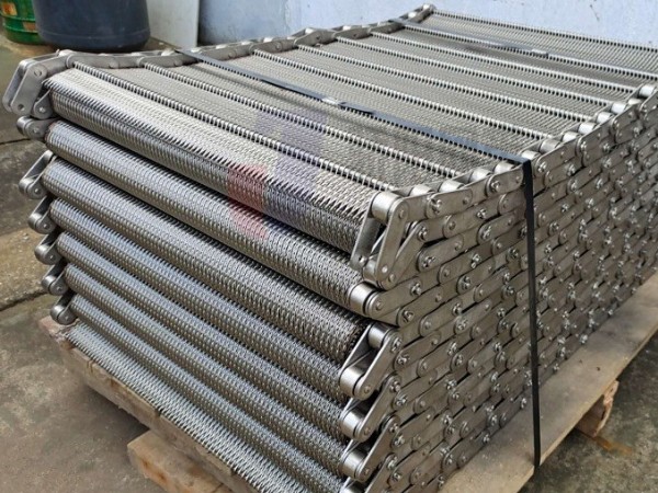 鏈條式金屬網帶采用齒輪傳動，運行平穩